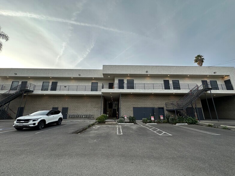 More Photos Of 13223 Ventura Blvd, Studio City Office For Lease