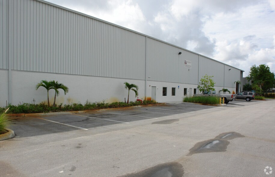 More Photos Of 1711 NW 33rd St, Pompano Beach Warehouse For Lease