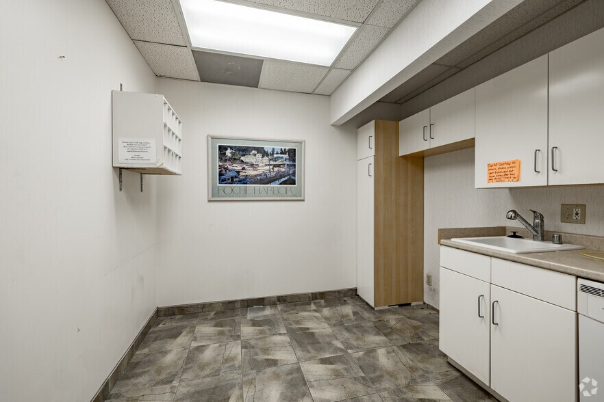 More Photos Of 15650 Devonshire St, Granada Hills Office For Lease