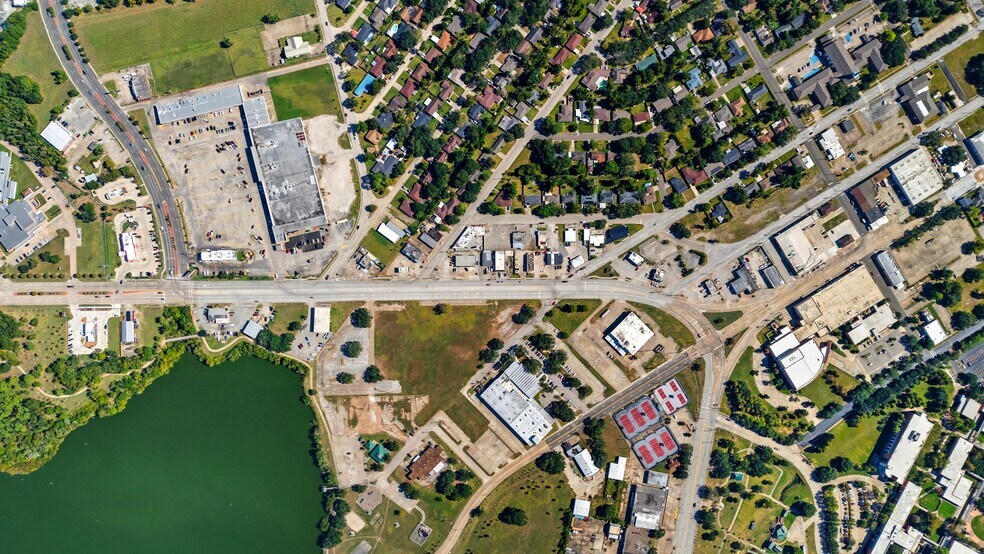 More Photos Of 1024 Decker Dr, Baytown General Retail For Sale