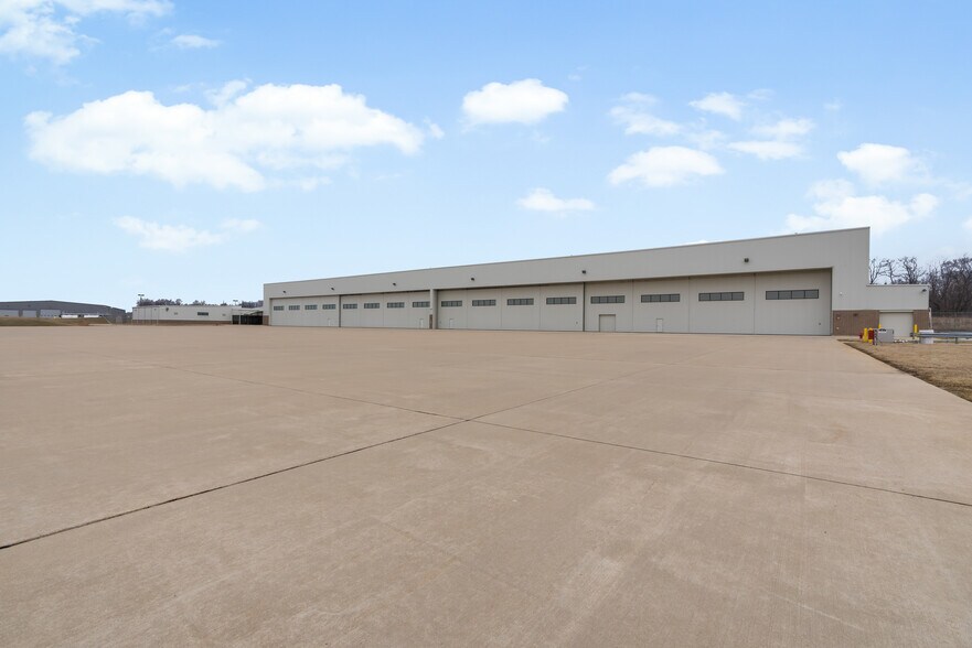 More Photos Of 7022 W Middle Rd, Peoria Airplane Hangar For Sale