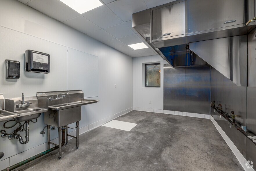 More Photos Of 500 W Summit Ave, Charlotte Food Processing For Lease