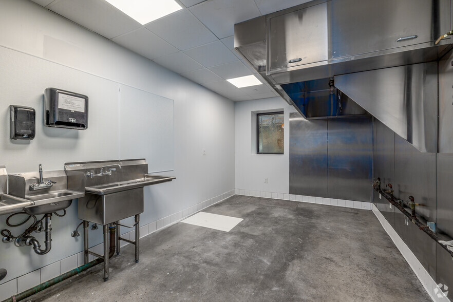 More Photos Of 500 W Summit Ave, Charlotte Food Processing For Lease