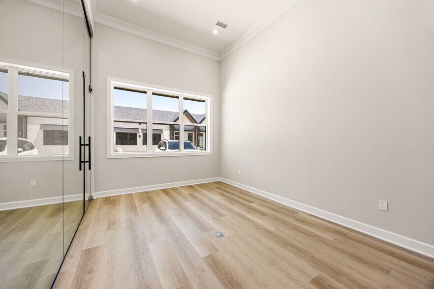 More Photos Of 1325 Main Street, Katy Medical For Sale