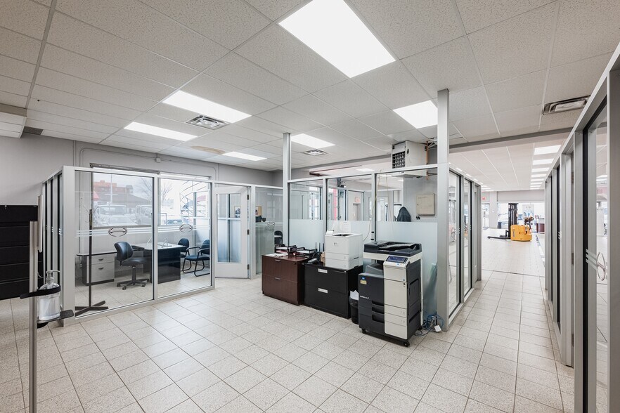 More Photos Of 1385 Boul Des Laurentides, Laval Warehouse For Sale