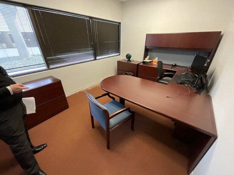 More Photos Of 2505 S Finley Rd, Lombard Office For Sale