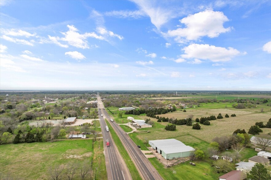 More Photos Of 613 2nd St, Kerens Light Manufacturing For Sale