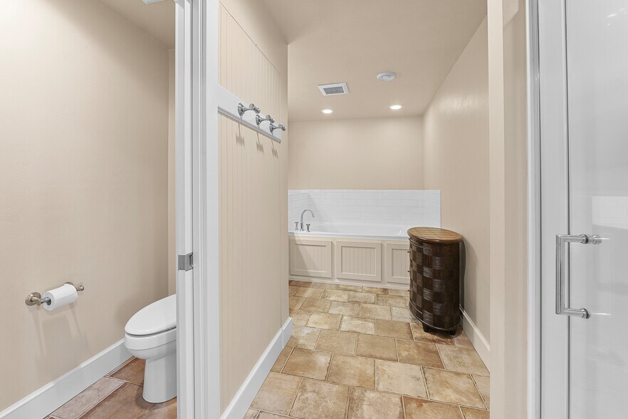 More Photos Of 560 Rolling Meadows, Fond Du Lac Light Distribution For Sale