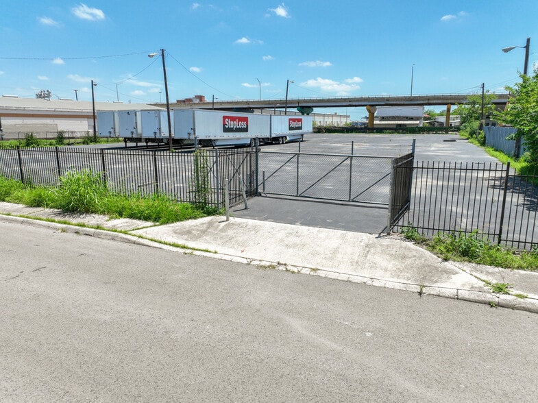 More Photos Of 702 San Fernando St, San Antonio Manufacturing For Sale