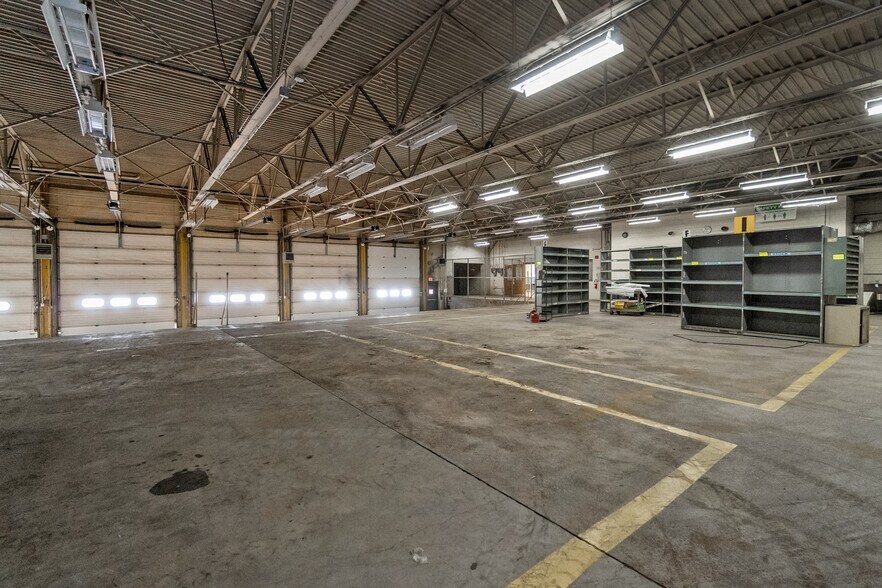 More Photos Of 1050 W Water St, Coaldale Flex For Sale