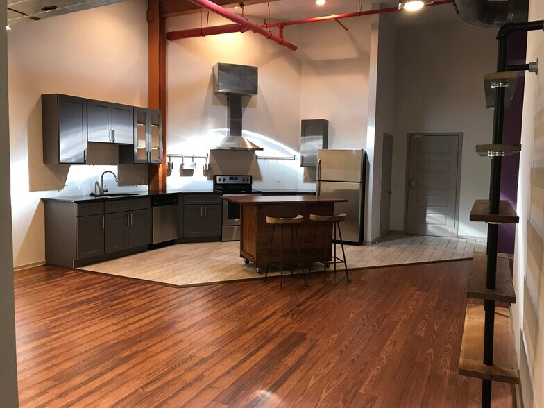 More Photos Of 2145 Central Pky, Cincinnati Flex For Sale