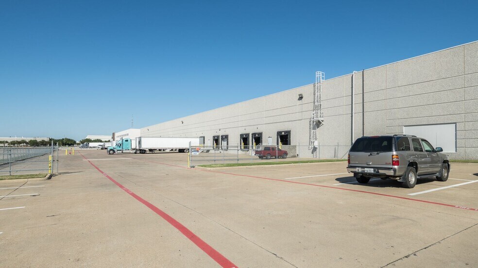 More Photos Of 3845 Grader St, Garland Distribution For Lease