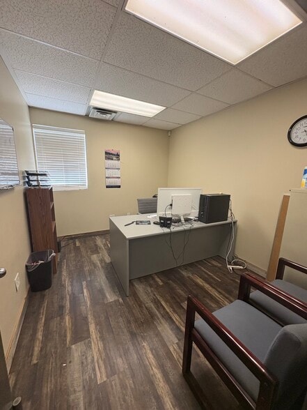 More Photos Of 4106-4112 S Commerce Dr, Murray Light Manufacturing For Lease