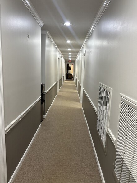More Photos Of 1011 N Broadway St, Knoxville Office For Lease