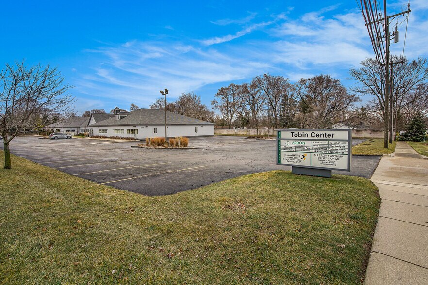 More Photos Of 24100 Meadowbrook Rd, Novi Storefront For Sale