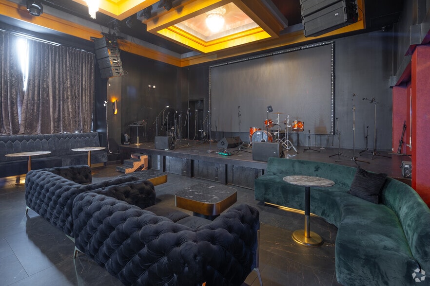 More Photos Of 100 S Main St, Santa Ana Restaurant For Lease