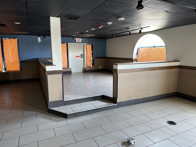 More Photos Of 101 W Park Ave, Long Beach Storefront For Lease