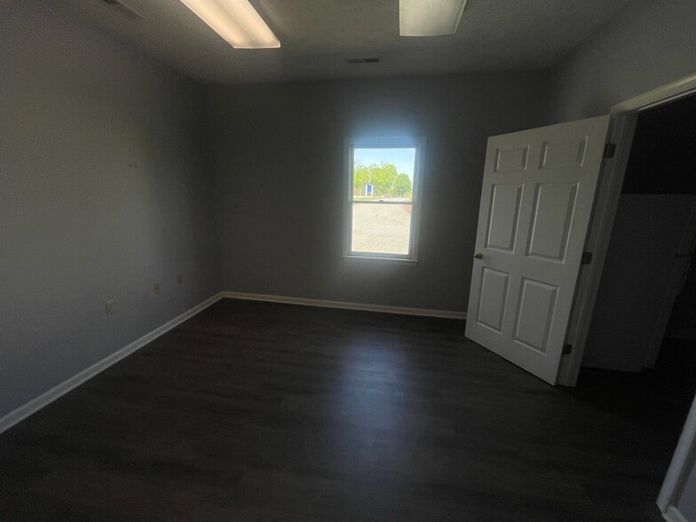 More Photos Of 102 Annjo Ct, Forest Office For Lease