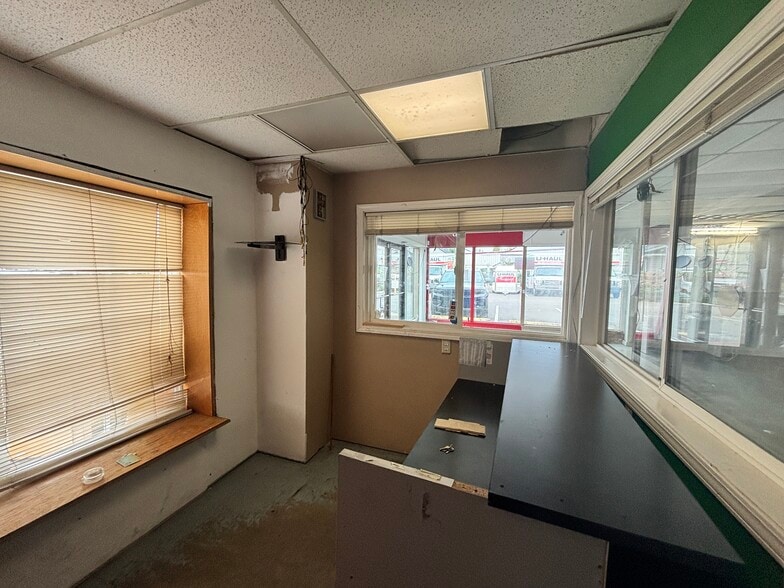 More Photos Of 2618 Cherry Ave NE, Salem Industrial For Sale