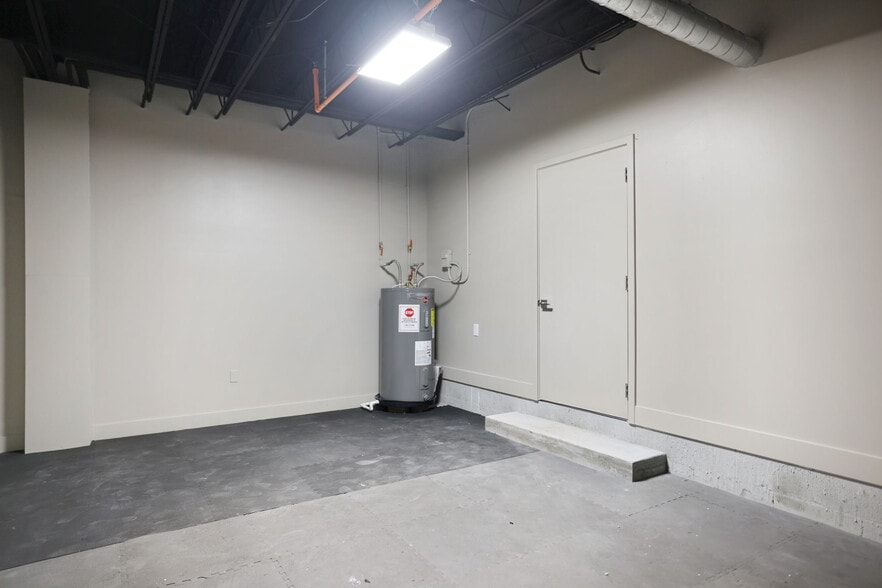 More Photos Of 10830 Navajo Dr, Saint Petersburg Showroom For Sale
