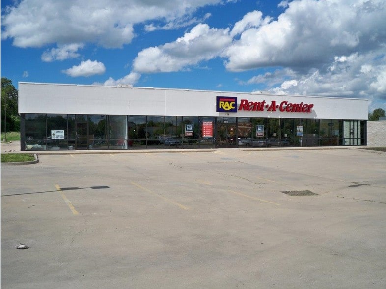 More Photos Of 1528 E 23rd St S, Independence Freestanding For Lease