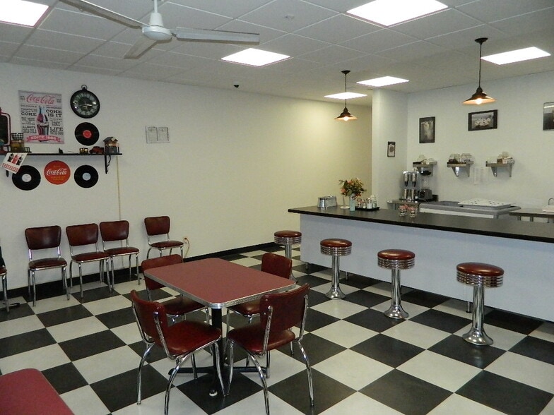 Primary Photo Of 667 Prentice St, Granite Falls Storefront For Sale