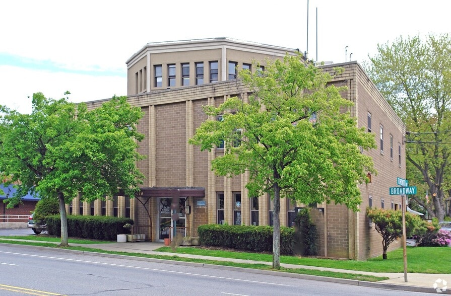 Primary Photo Of 690 Broadway, Massapequa Office For Lease