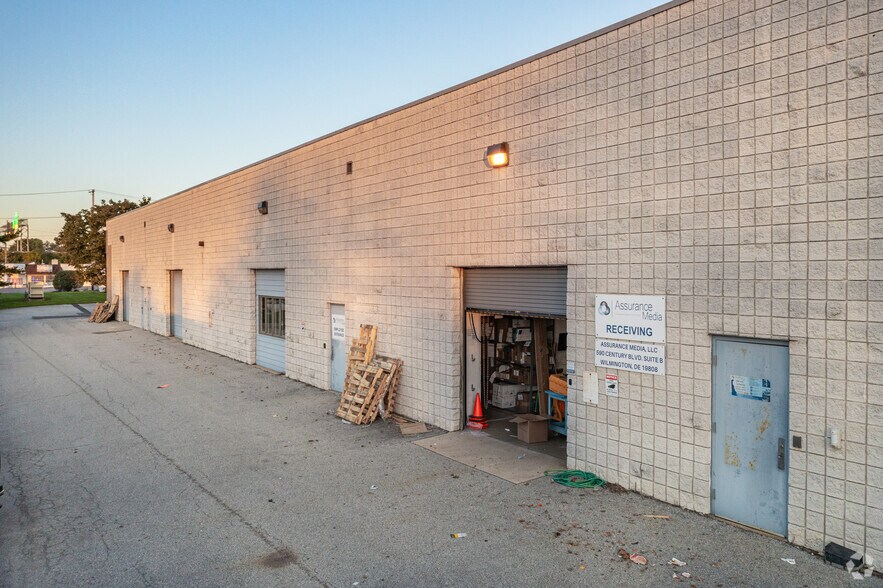 More Photos Of 430 Century Blvd, Wilmington Showroom For Lease