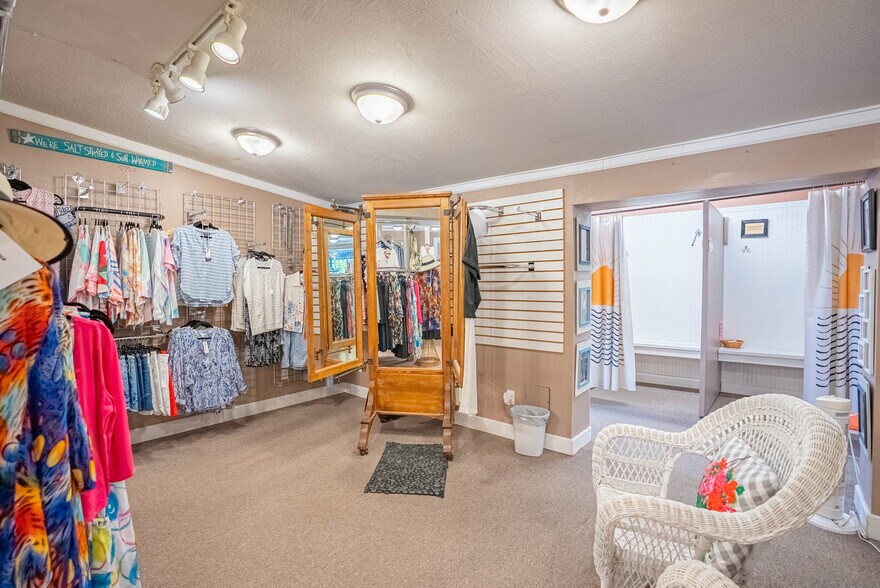 More Photos Of 8 Sunset Hills Ct, Sunrise Beach Storefront For Sale