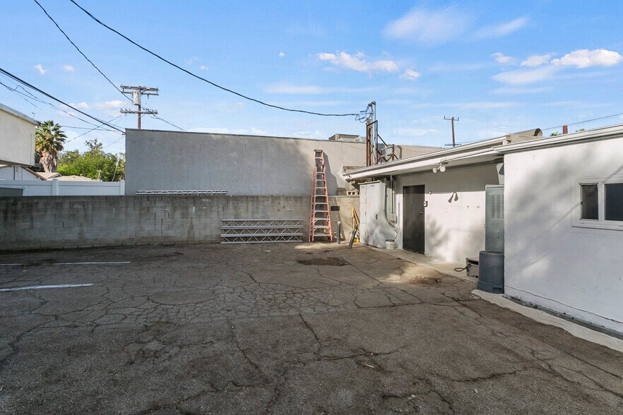 More Photos Of 22520-22522 Ventura Blvd, Woodland Hills Storefront Retail Office For Lease