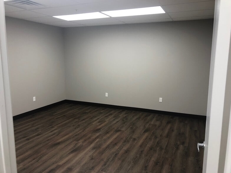 More Photos Of 2207 N 17th St, Rogers Industrial For Lease