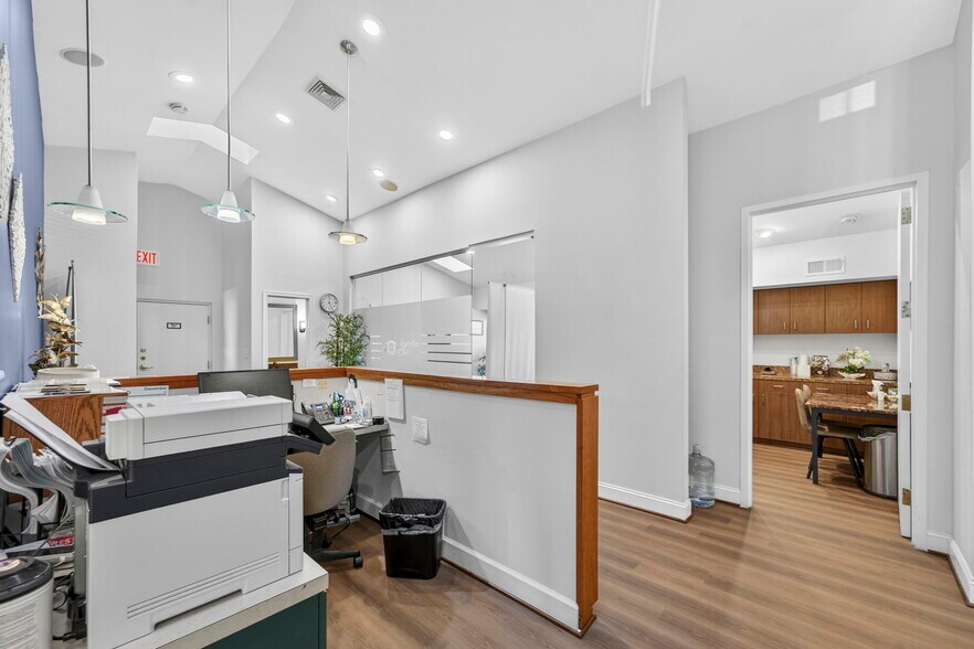 More Photos Of 10130-10134 Colvin Run Rd, Great Falls Medical For Lease