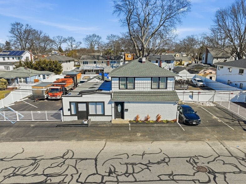 More Photos Of 150 N Delaware Ave, Lindenhurst Storefront Retail Residential For Sale