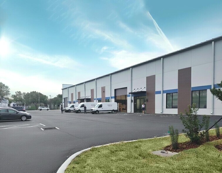 More Photos Of 1530 Kendrick Ln, Lakeland Warehouse For Lease