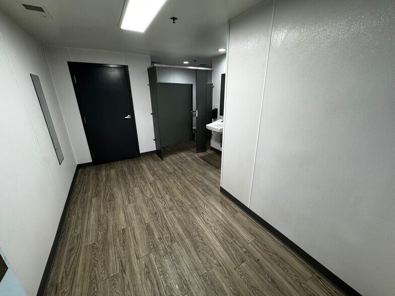 More Photos Of 1520 Hannah Ave, Forest Park Flex For Lease