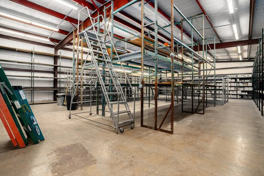 More Photos Of 124 S Nolan River Rd, Cleburne Flex For Lease