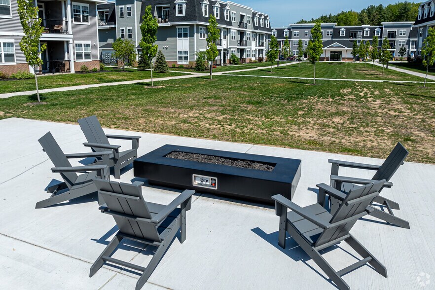 More Photos Of 280 Salmon Brook St, Granby Apartments For Sale