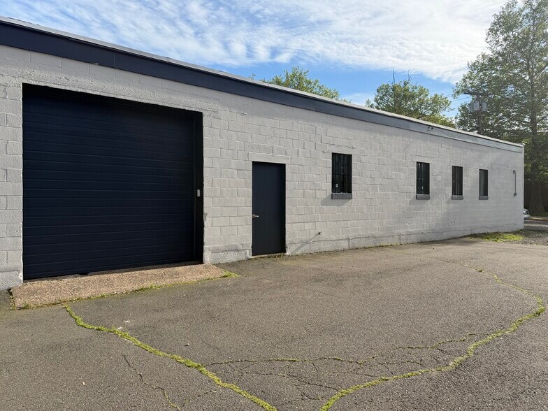 More Photos Of 12 Pease Ave, Middletown Showroom For Lease