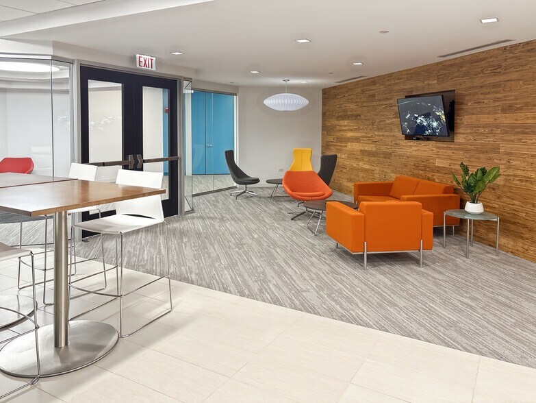 More Photos Of 10 N Martingale Rd, Schaumburg Coworking Space
