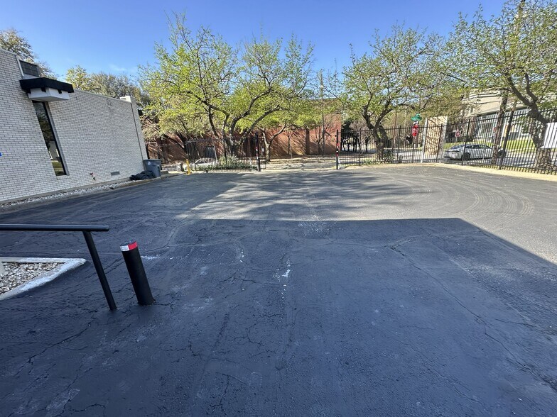 More Photos Of 3300 Douglas Ave, Dallas Storefront Retail Office For Lease