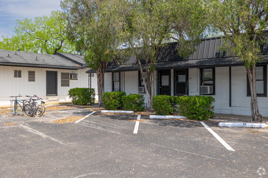 More Photos Of 1605 Water St, Kerrville Apartments For Sale