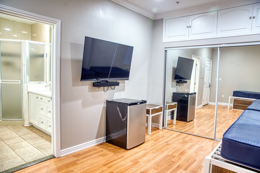 More Photos Of 668 W 28th St, Los Angeles Apartments For Sale