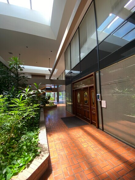 More Photos Of 10810 Katy Fwy, Houston Office For Lease