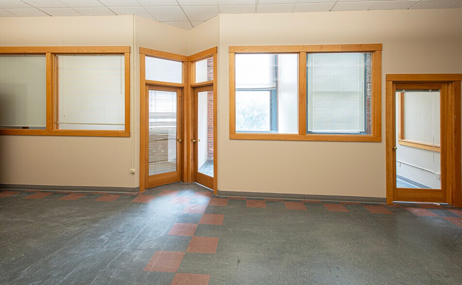 More Photos Of 320 Riverside Dr, Florence Office For Sale