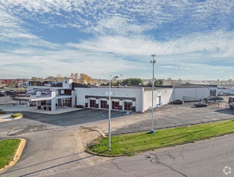 More Photos Of 5303 W Pike Plaza Rd, Indianapolis Auto Dealership For Lease
