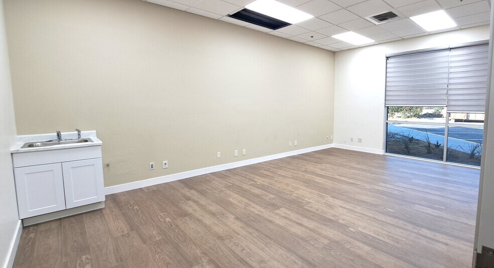 More Photos Of 100 Old River Rd, Bakersfield Medical For Lease