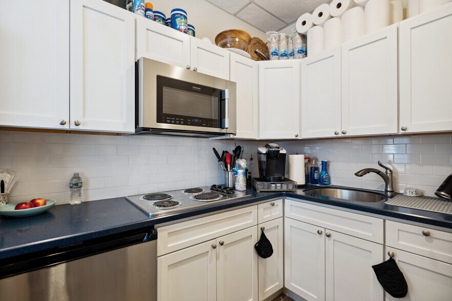 More Photos Of 83 Hampton Pl, Freeport Light Manufacturing For Sale