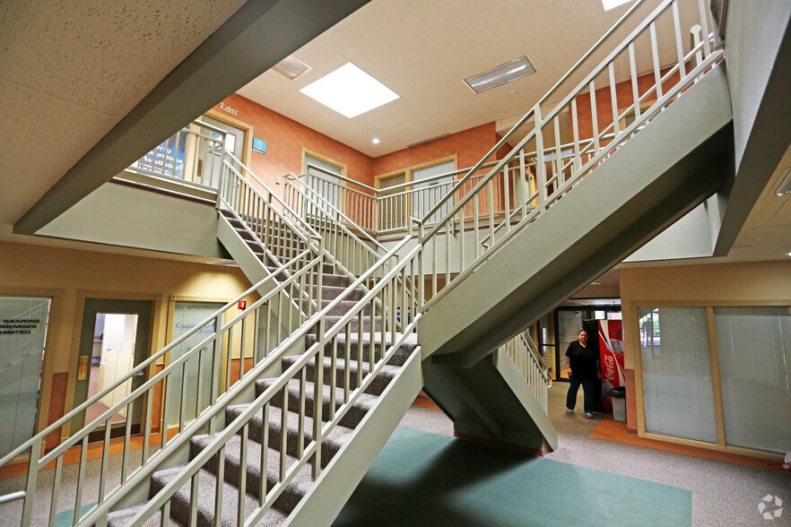 More Photos Of 4685 Merle Hay Rd, Des Moines Office For Lease