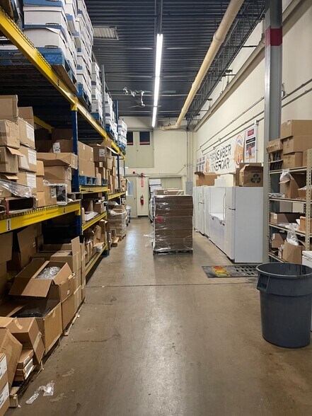 More Photos Of 620 Enterprise Dr, Oak Brook Light Distribution For Lease