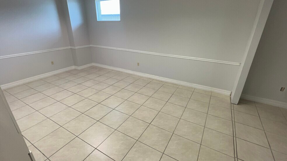 More Photos Of 4940 Bayline Dr, North Fort Myers Warehouse For Lease